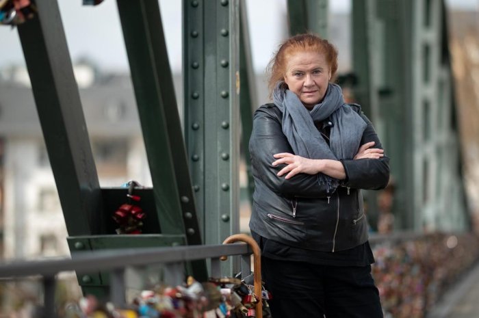 28737137-jutta-ditfurth-steht-auf-dem-eisernen-steg-in-frankfurt-am-main-39n9D3HjxoBG.jpg